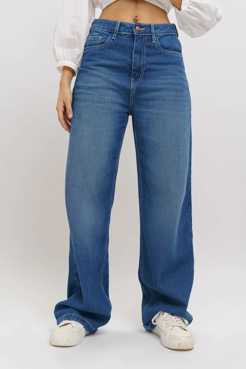 STRAIGHT DENIMS
